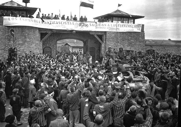 Prisioneros republicanos españoles reciben a las fuerzas americanas el 5 de mayo de 1945, día de la liberación de Mauthausen-Gusen, con una pancarta que dice