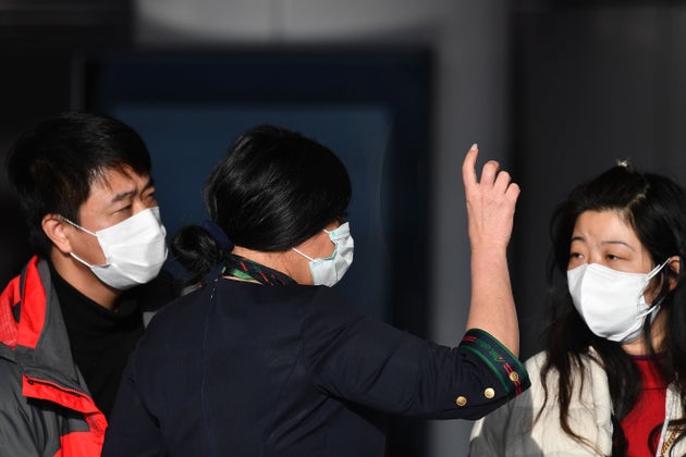 Una azafata revisa en el aeropuerto de Roma a viajeros de un vuelo procedente de Wuhan (China) el 23 de enero de 2020.