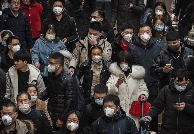 Las mascarillas se han convertido en un elemento básico de seguridad para la población china