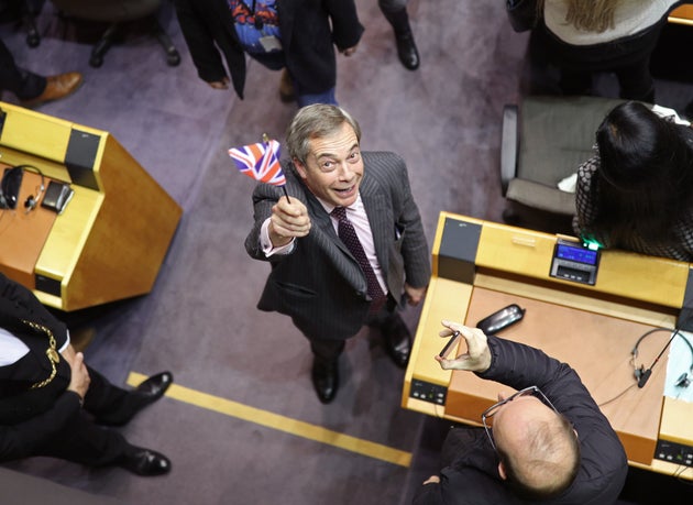 Nigel Farage, este miércoles en Bruselas, celebrando la salida de los europarlamentarios de Reino Unido.