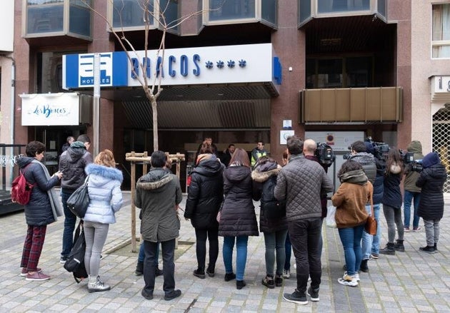 Varios periodistas a la entrada del hotel de Logroño donde apareció el cuerpo de la niña.