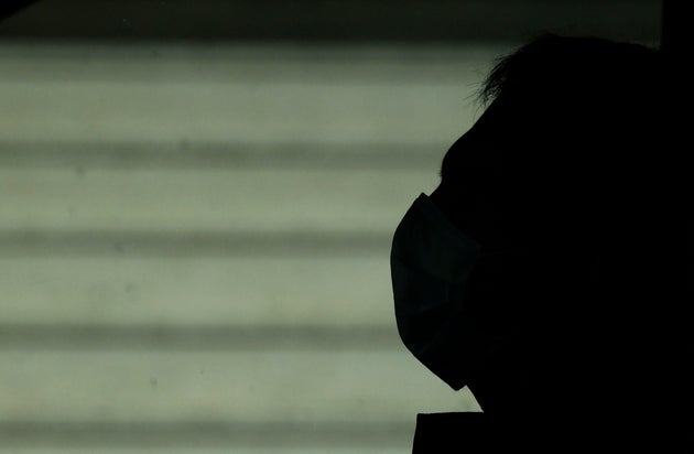 Silueta de un hombre con una máscara para protegerse del coronavirus.