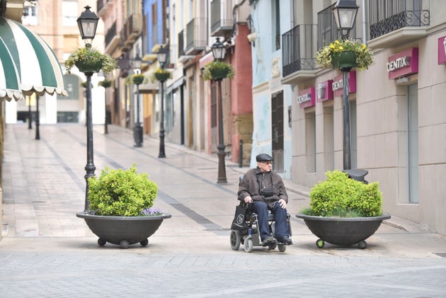 Un hombre sale a la calle en Huesca tras decretarse el Estado de Alarma.