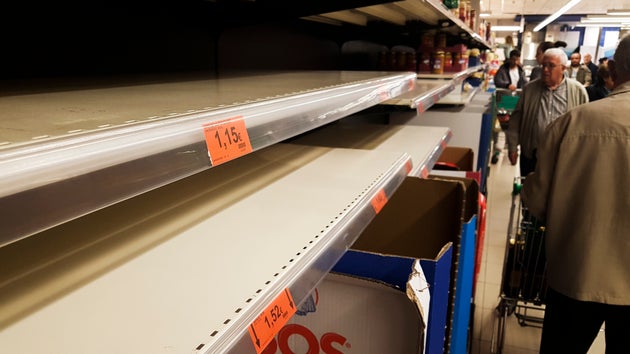 Estanterías vacías en el Mercadona del barrio madrileño de Hortaleza.