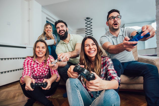 Un grupo de amigos juega a la videoconsola.