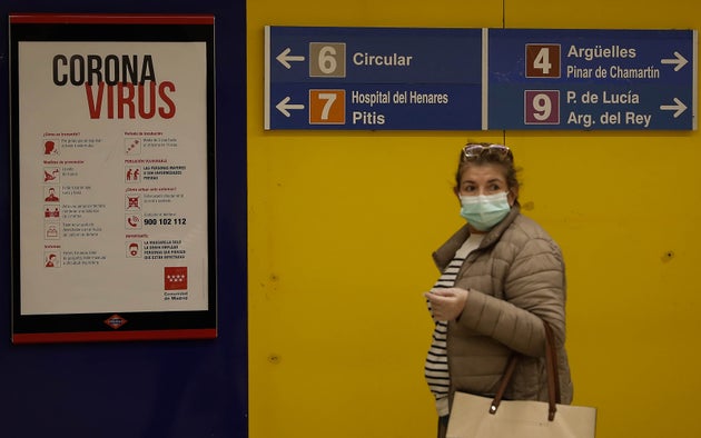 Una mujer camina por el metro de Madrid.