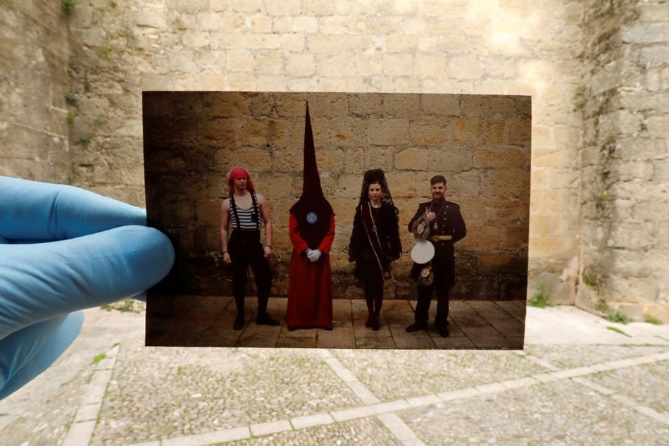 Algunos miembros de la hermandad de Los Gitanos posan para una foto, en marzo de 2018. Al fondo, el mismo lugar el domingo pasado.