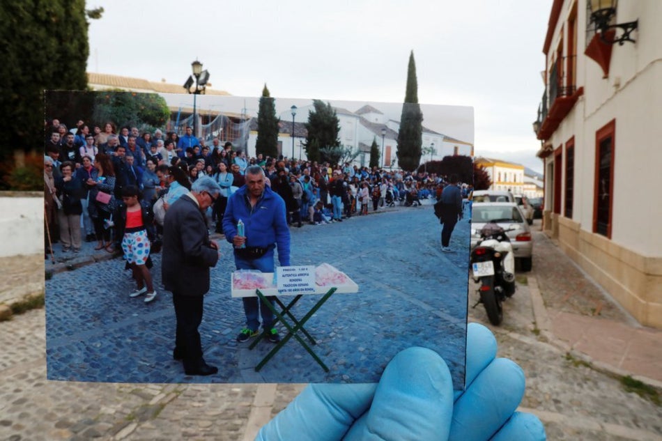Un vendedor ambulante en una calle de Ronda momentos antes del paso de una procesión, en abril de 2019.