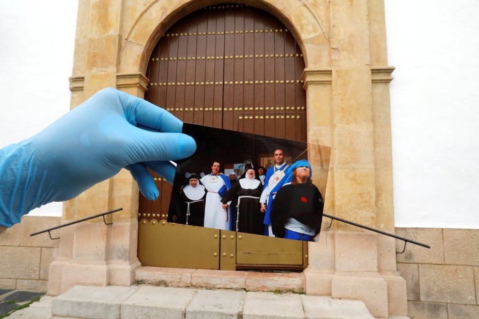 La hermandad del Cristo Resucitado y Nuestra Señora de Loreto, en abril de 2019. Al fondo el mismo lugar, el 5 de abril de 2020, Domingo de Ramos.