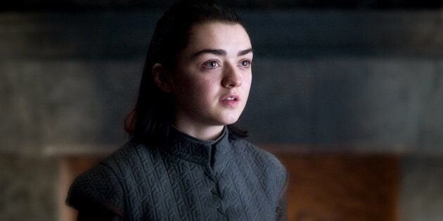 Maisie Williams representando a Arya Stark.