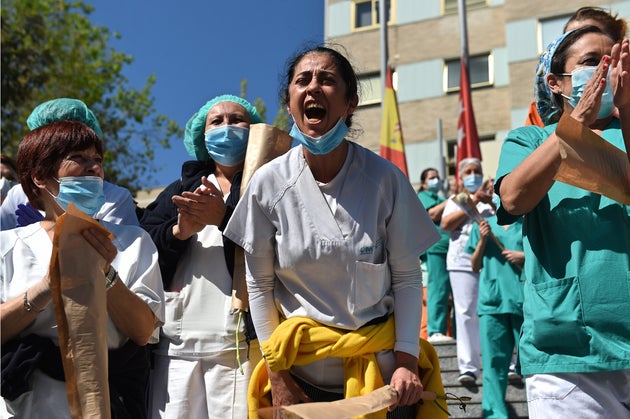 Personal sanitario del hospital madrileño Gregorio Marañón. Una de las mujeres lanza gritos de ánimo a sus compañeras.