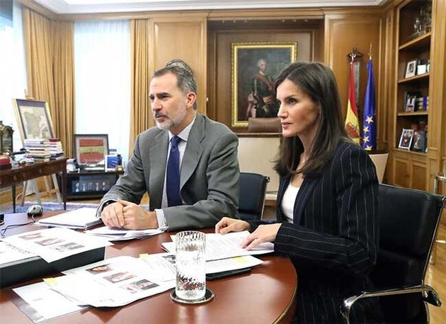 Los reyes, durante una videoconferencia.