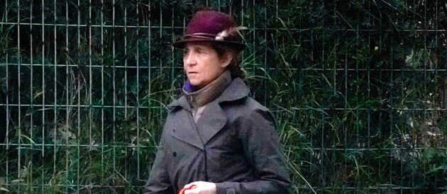 La infanta Elena pasea a su perro.