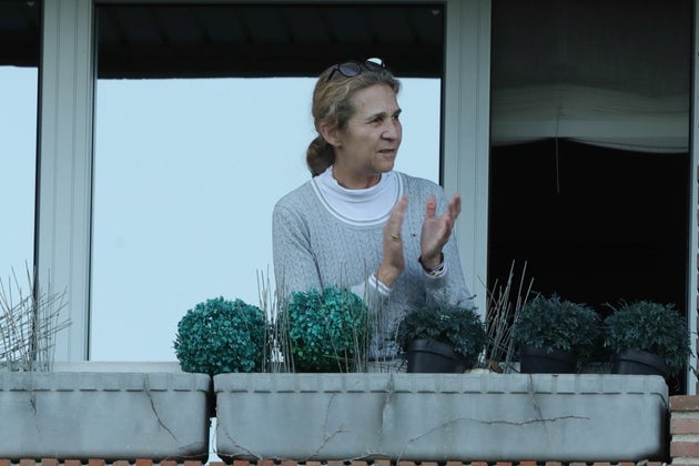 La infanta Elena, aplaudiendo.
