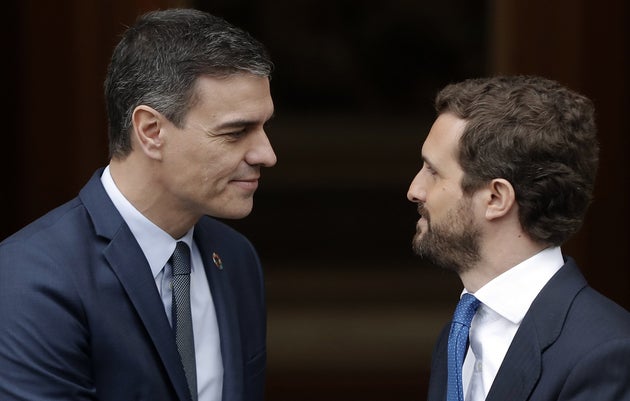 Pedro Sánchez y Pablo Casado, el 17 de febrero de 2020 en La Moncloa. (Burak Akbulut/Anadolu Agency via Getty Images)