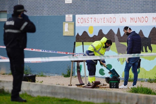 Efectivos del servicio de limpieza del Ayuntamiento y de la policía investigan en el parque de Laguna de Duero (Valladolid) donde este jueves ha aparecido el cuerpo sin vida de un joven con un golpe en la cabeza. EFE/ Nacho Gallego