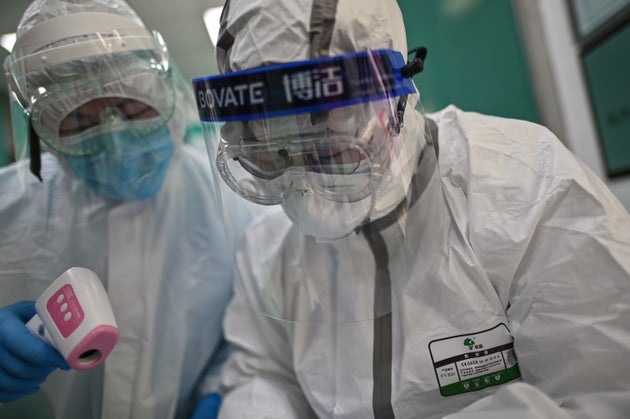 Dos sanitarios en Wuhan, China.