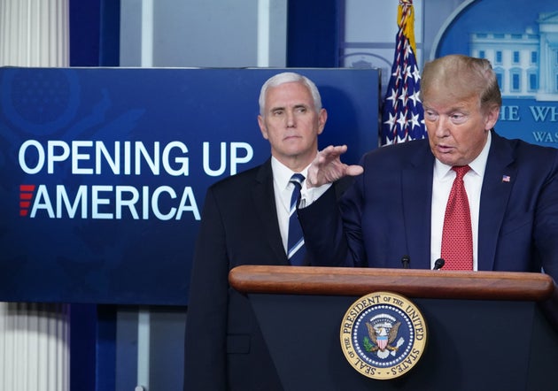 El presidente de Estados Unidos, Donald Trump, junto al vicepresidente Mike Pence, en rueda de prensa en la Casa Blanca el 16 de abril de 2020.
