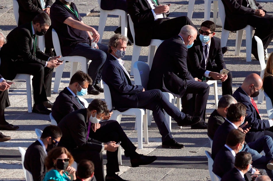 El director del Centro de Coordinación de Alertas y Emergencias Sanitarias del Ministerio de Sanidad, Fernando Simón toma asiento a su llegada al Palacio Real en Madrid este jueves donde se celebra la ceremonia civil en la que se rinde tributo a los casi 30.000 fallecidos a consecuencia de la COVID-19 en España.