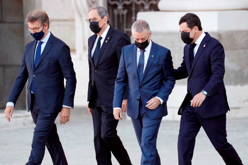 El presidente de la Xunta, Alberto Nuñez Feijoo, el presidente de Melilla, Eduardo de Castro, el lehendakari, íñigo Urkullu y el presidente de Andalucía, Juanma Moreno a su llegada al Palacio Real en Madrid este jueves donde se celebra la ceremonia civil en la que se rinde tributo a los casi 30.000 fallecidos a consecuencia de la COVID-19 en España.