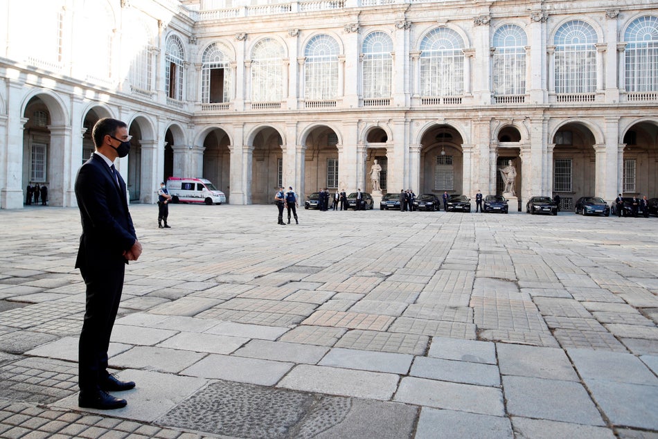 El presidente del Gobierno, Pedro Sánchez espera la llegada de la familia real al Palacio Real que alberga este jueves el homenaje de Estado a las víctimas de la pandemia.