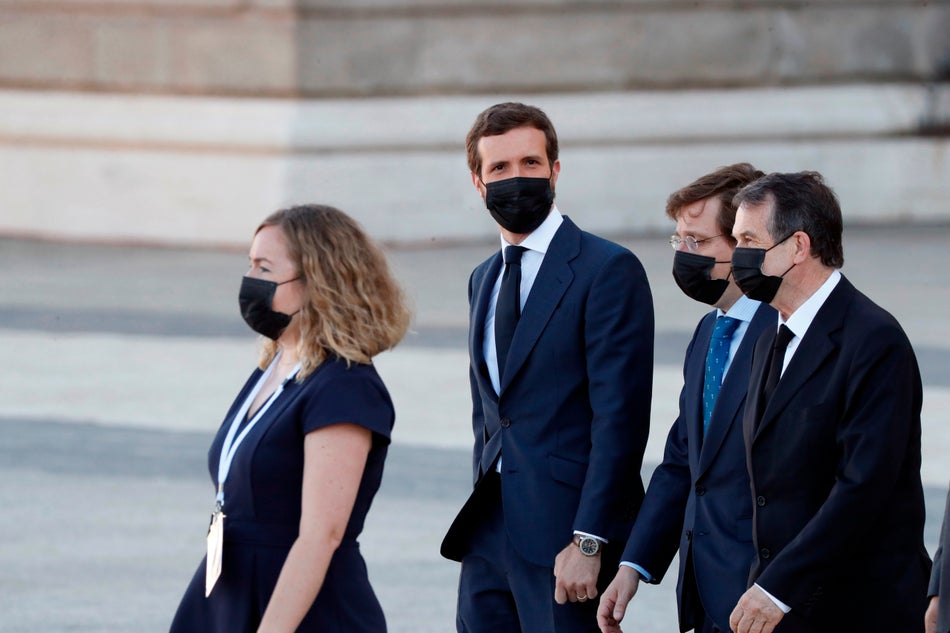 El líder del PP Pablo Casado y el alcalde de Madri, Jose Luis Martinez Almeida , a su llegada al Palacio Real.