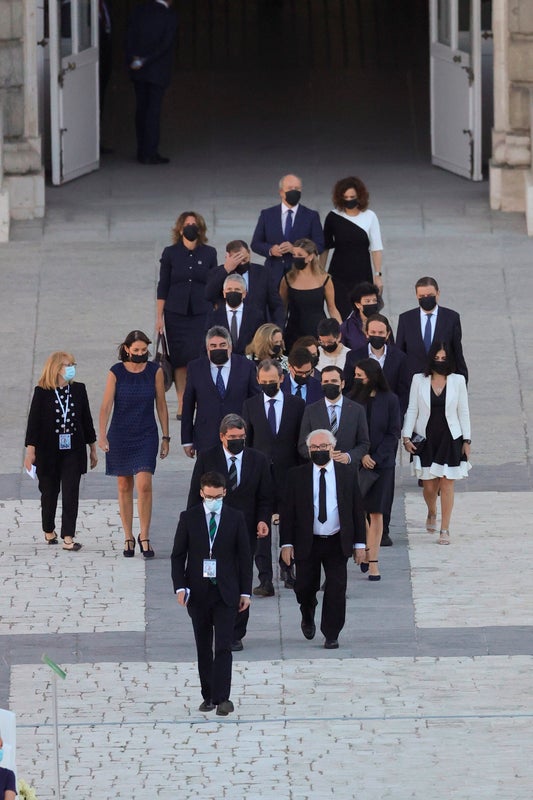 Los ministros del Gobierno a su llegada al Patio de la Armería del Palacio Real en Madrid este jueves donde se celebra la ceremonia civil en la que se rinde tributo a los casi 30.000 fallecidos a consecuencia de la COVID-19 en España.