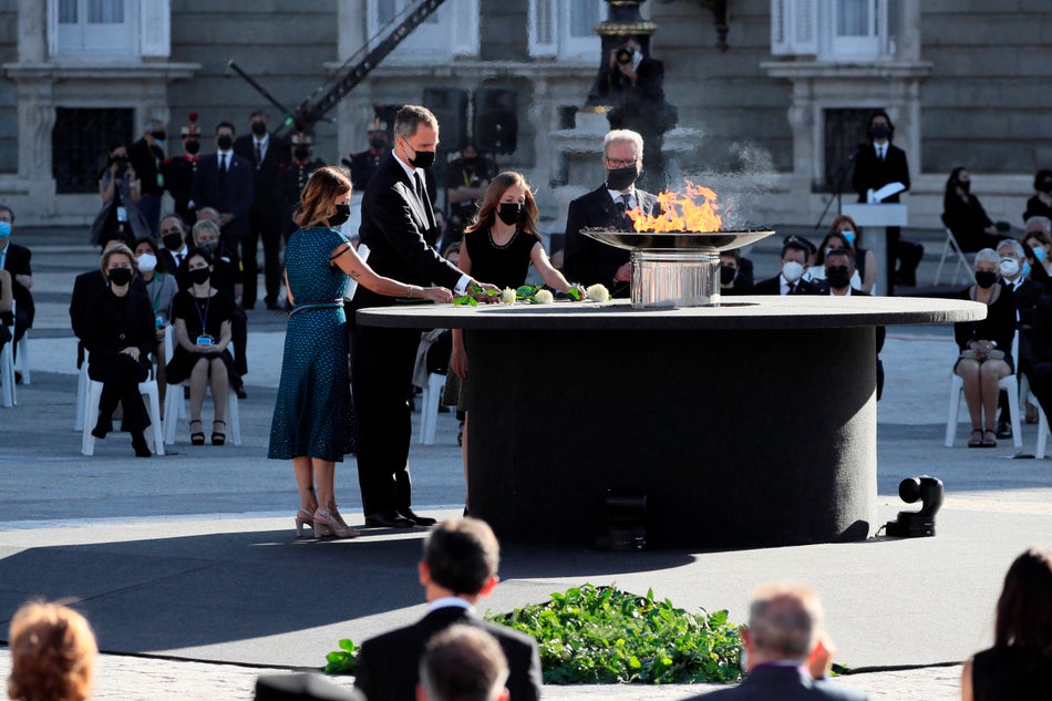 El rey Felipe y la princesa de Asrurias, Leonor, depositan flores en homenaje a las víctimas de la covid-19.