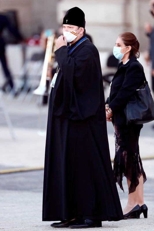 Un religioso en el Palacio Real durante el Homenaje a las víctimas de la COVID-19.