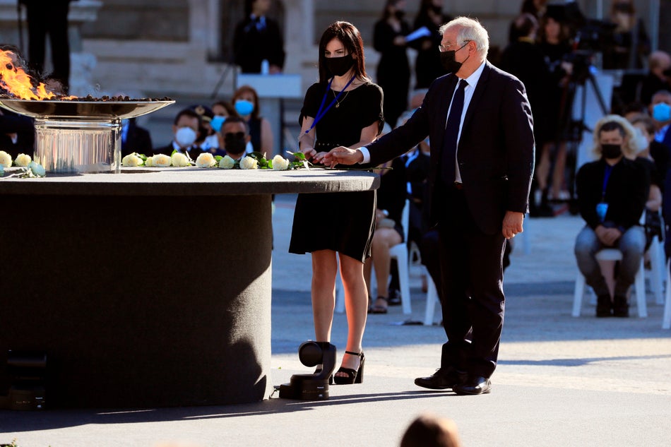 El Alto Representante para la Política Exterior y de Seguridad, Josep Borrell realiza una ofrenda floral en el pebetero central del Patio de la Armería durante el homenaje de Estado.