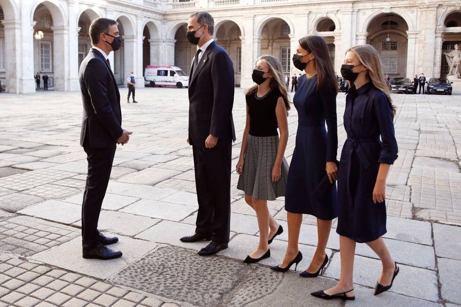 Los reyes y sus hijas recibidos por el presidente del Gobierno.