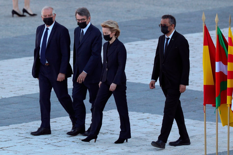El Alto Representante para la Política Exterior y de Seguridad, Josep Borrell (i), el presidente del Parlamento Europeo, David Sassoli, la presidenta de la Comisión Europea, Ursula von der Leyen (2d) y el director general de la Organización Mundial de la Salud, Tedros Adhanom Ghebreyesus (d), a su llegada al Palacio Real.