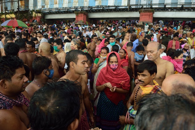 Devotees perform 'tarpan', in Kolkata.