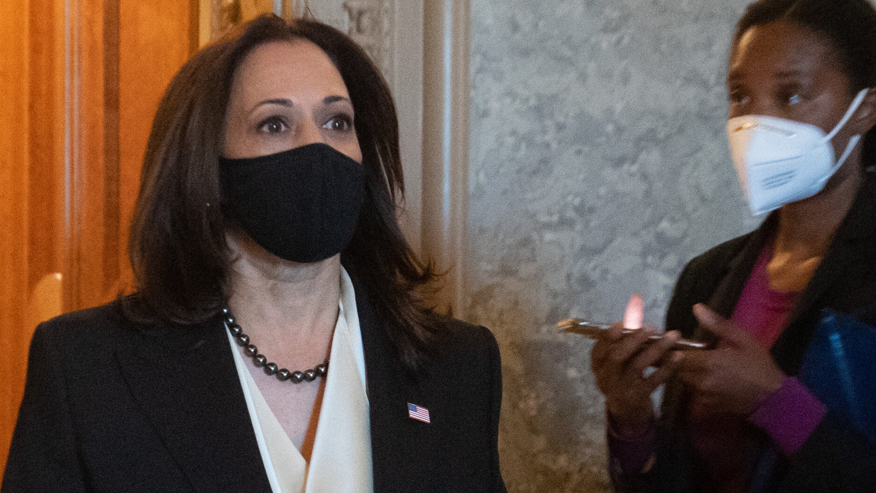 Republicans Congratulate Kamala Harris On Senate Floor For Unnamed Reason - Republicans Congratulate Kamala Harris On Senate Floor For Unnamed Reason
