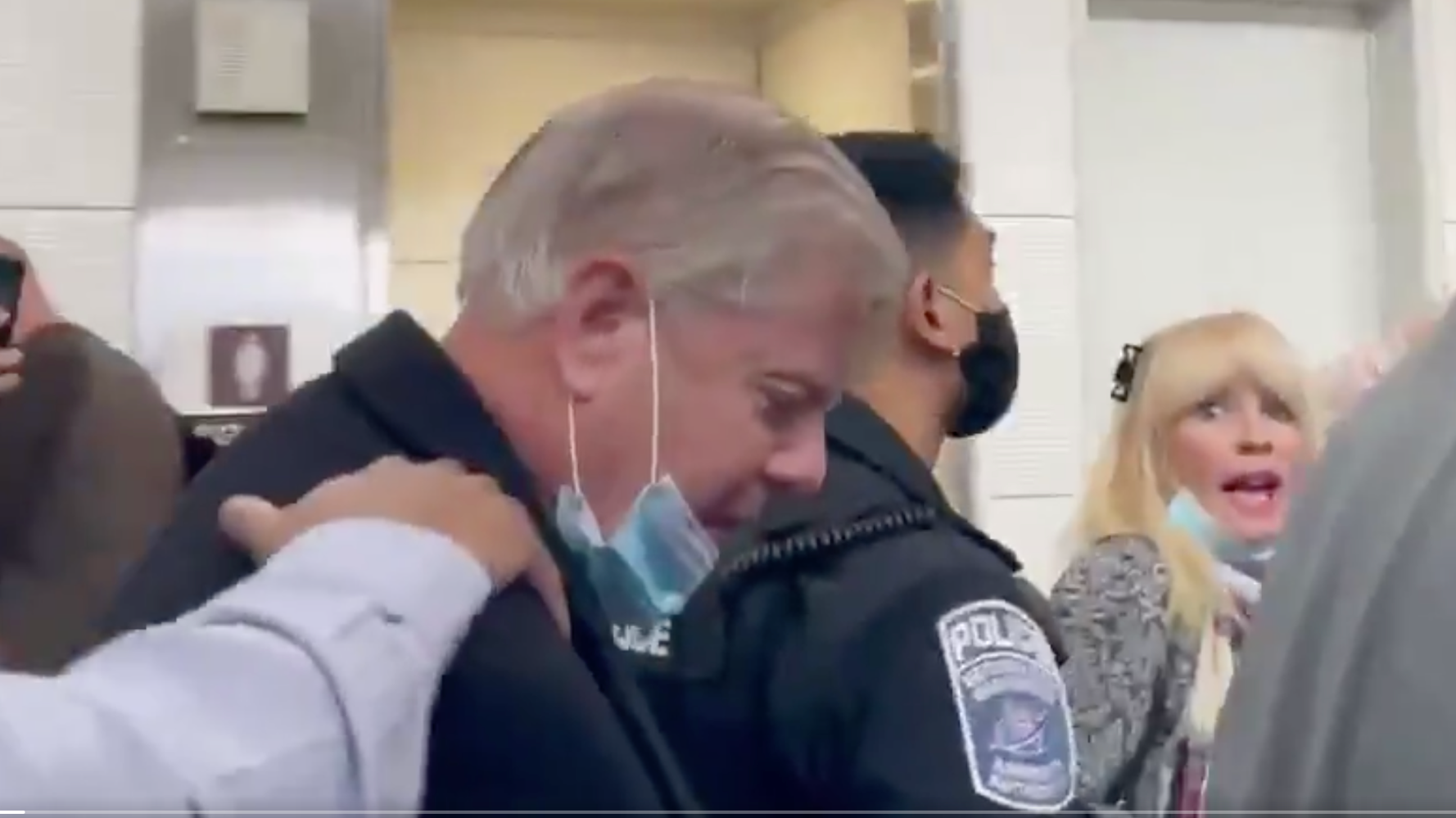 Angry Trump Supporters Harass Lindsey Graham At D.C. Airport: 'Traitor!' - 2020 election Angry Trump Supporters Harass Lindsey Graham At D.C. Airport: 'Traitor!'