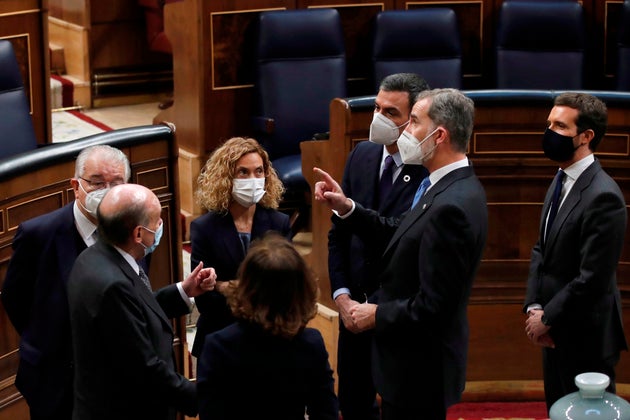 Bate, Pedro Sánchez, el rey y Casado en el Hemiciclo del Congreso tras el acto del 23-F