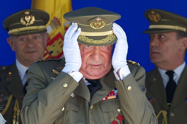El rey Juan Carlos, con las manos en la cabeza, durante un acto en 2014.