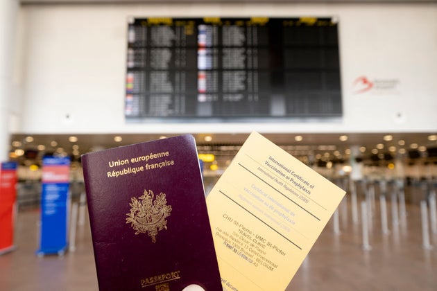 Imagen que muestra un pasaporte francés y un certificado internacional de vacunación.