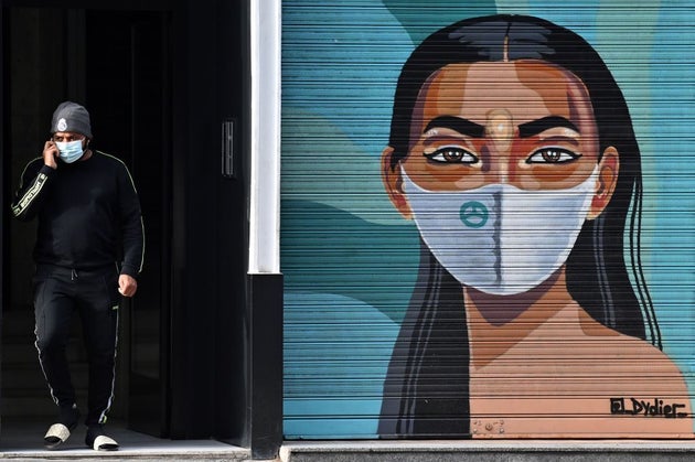 Mascarillas hasta en los grafitis de las calles en España