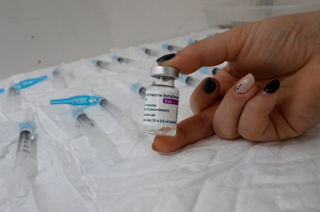 Una enfermera sostiene una muestra de la vacuna de AstraZeneca en un hospital de Mallorca.