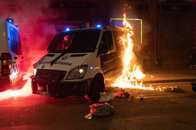 Una furgoneta de la guardia urbana de Barcelona, quemada por un grupo de violentos.