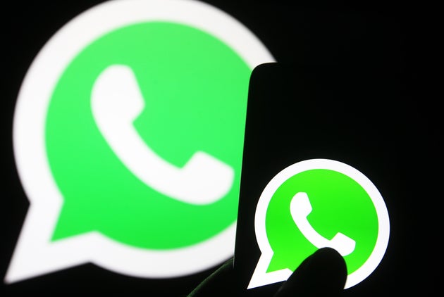 Una persona, usando WhatsApp en su móvil.