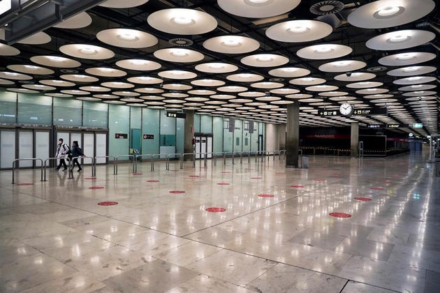 Dos pasajeros cruzan una de las salas de llegadas tras aterrizar en el Aeropuerto Adolfo Suárez Madrid-Barajas.