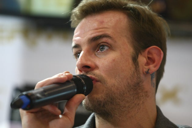 El cantante, presentador y actor Alex Casademunt ha fallecido este martes por la noche víctima de un accidente de tráfico.