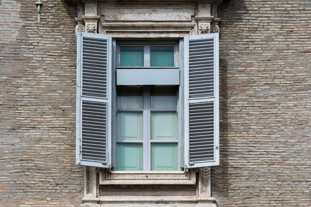 La ventana en la que el papa Francisco aparece cada semana para la oración del Ángelus, cerrada por el confinamiento.
