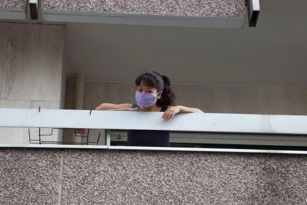 Una mujer en su balcón, confinada en su casa de París.