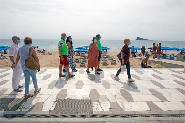 Un grupo de turistas en la playa.