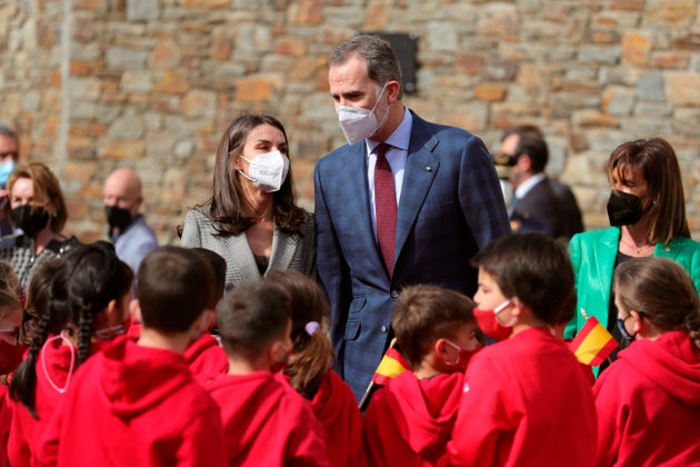Los reyes saludan a varios niños en su visita al colegio María Moliner, una de las seis escuelas públicas españolas en Andorra.