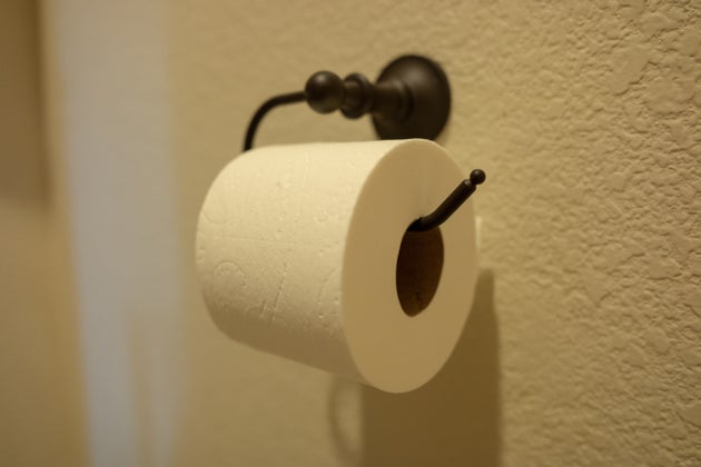 Un rollo de papel higiénico.