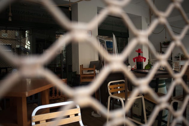 Interior de un bar cerrado en España